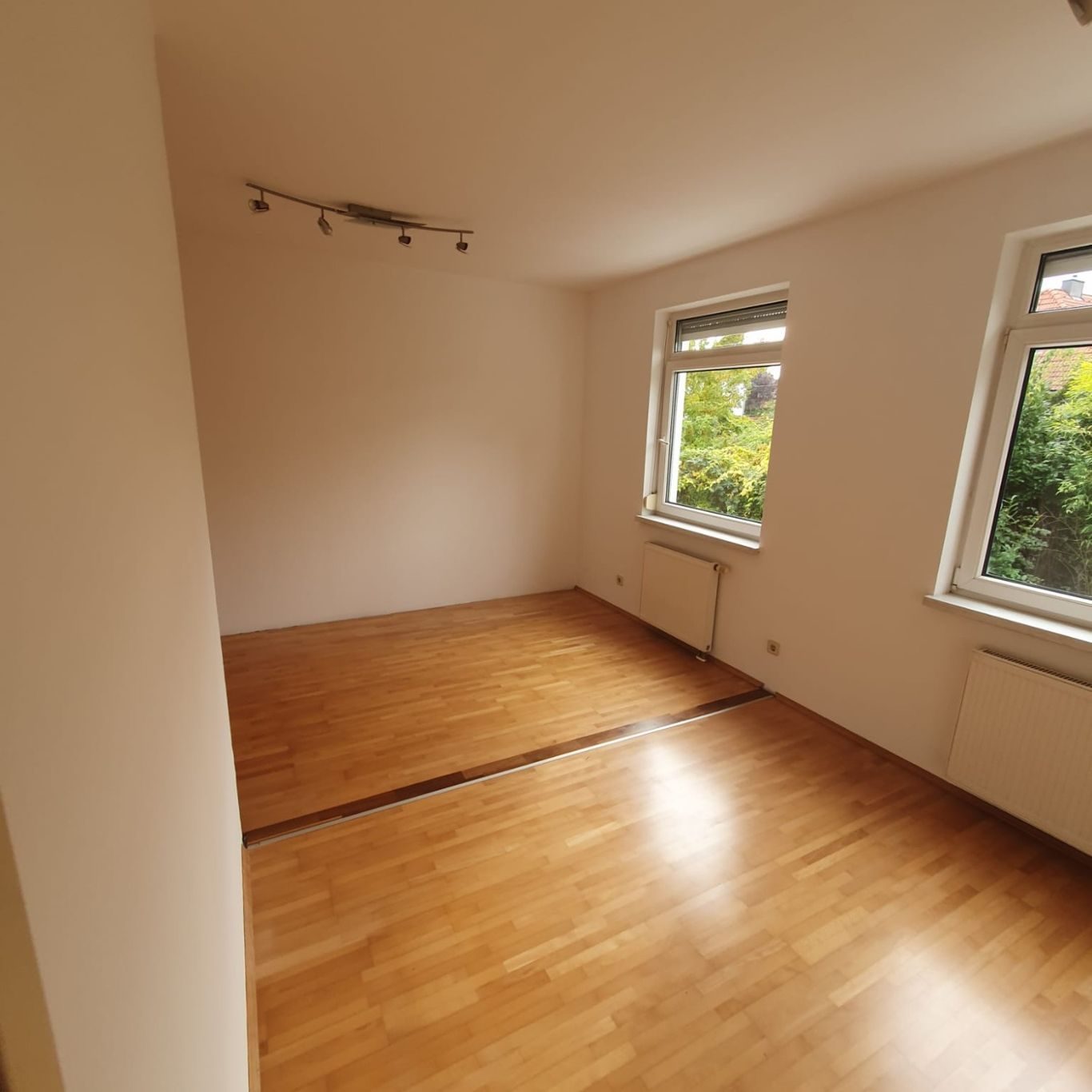 Professionelles Team bei der Wohnungsreinigung und Übergabe in einer gepflegten Wohnung